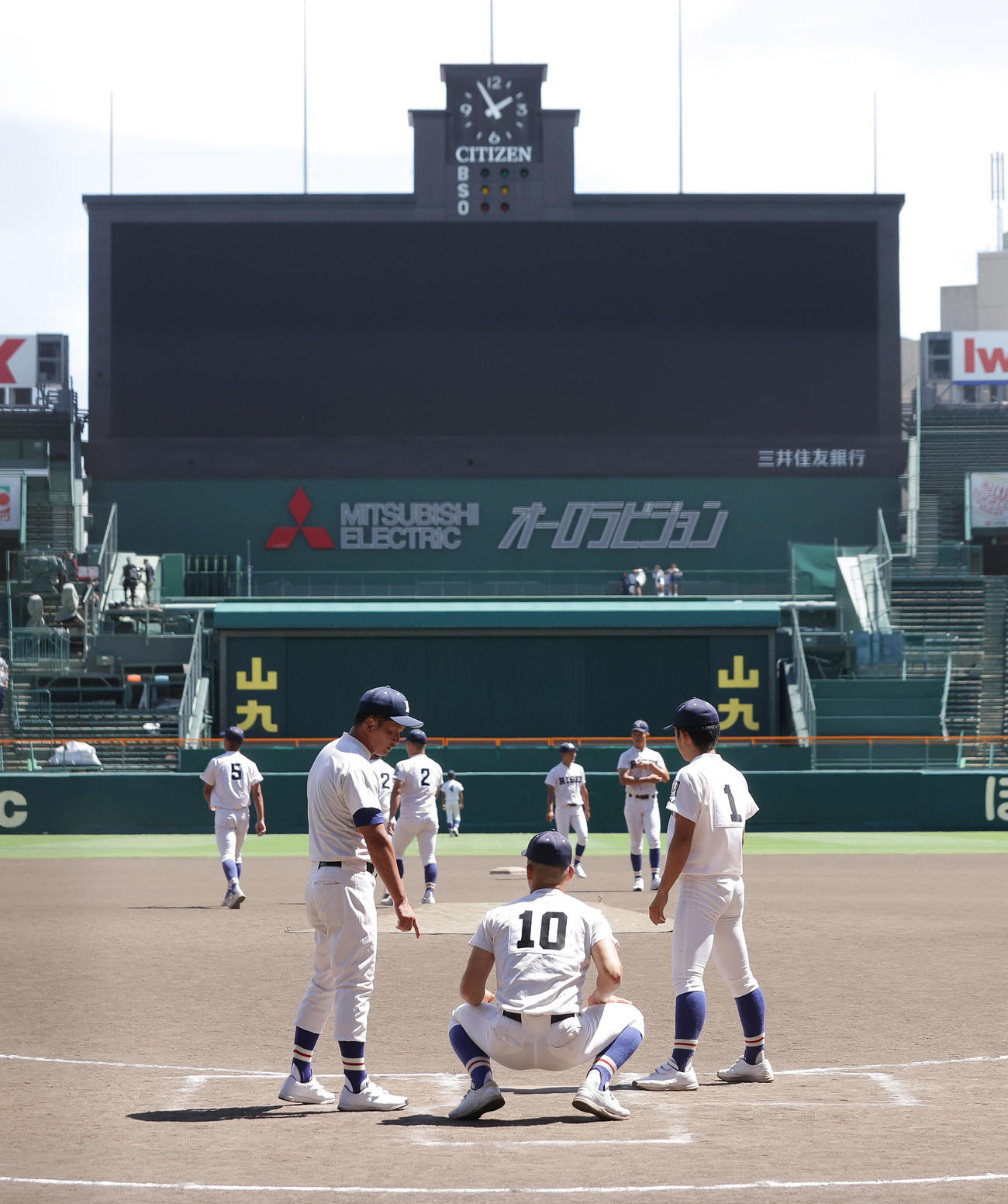 甲子園見学を行う福田ら（手前中央）ら履正社の選手たち（撮影・前田充）