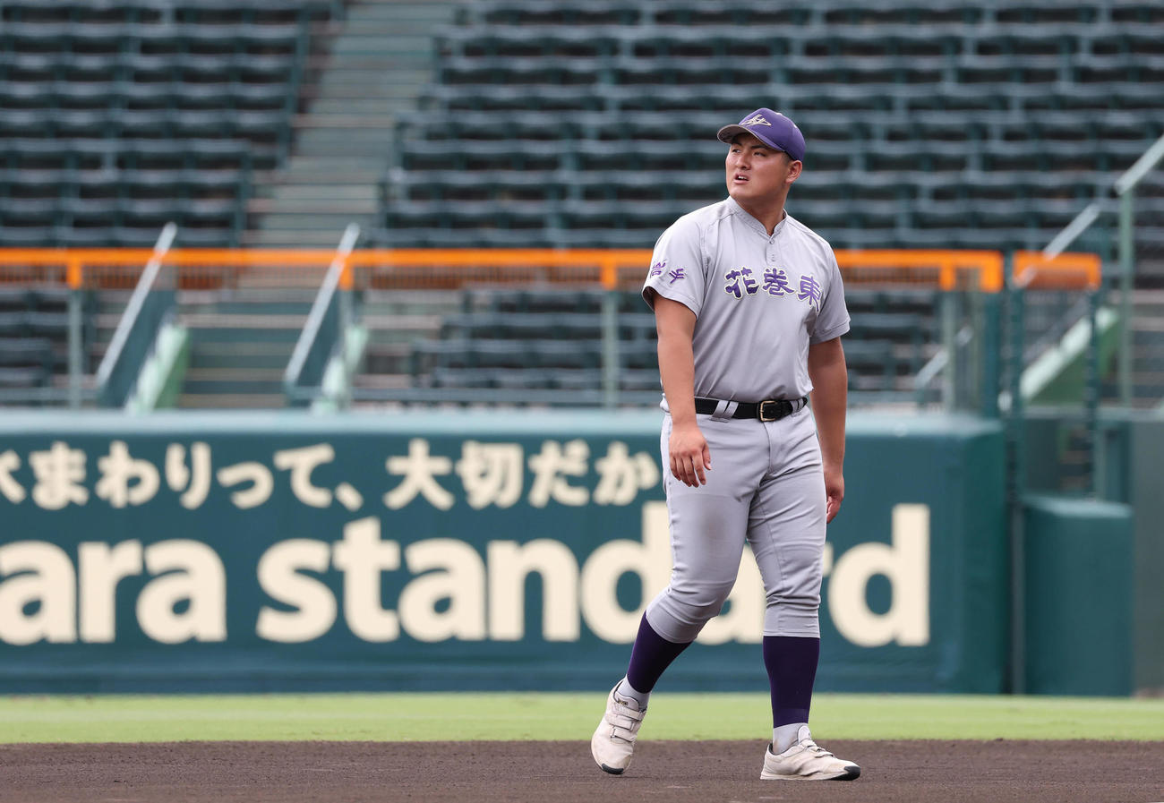 甲子園見学会で遠くを見上げる花巻東・佐々木（撮影・白石智彦）