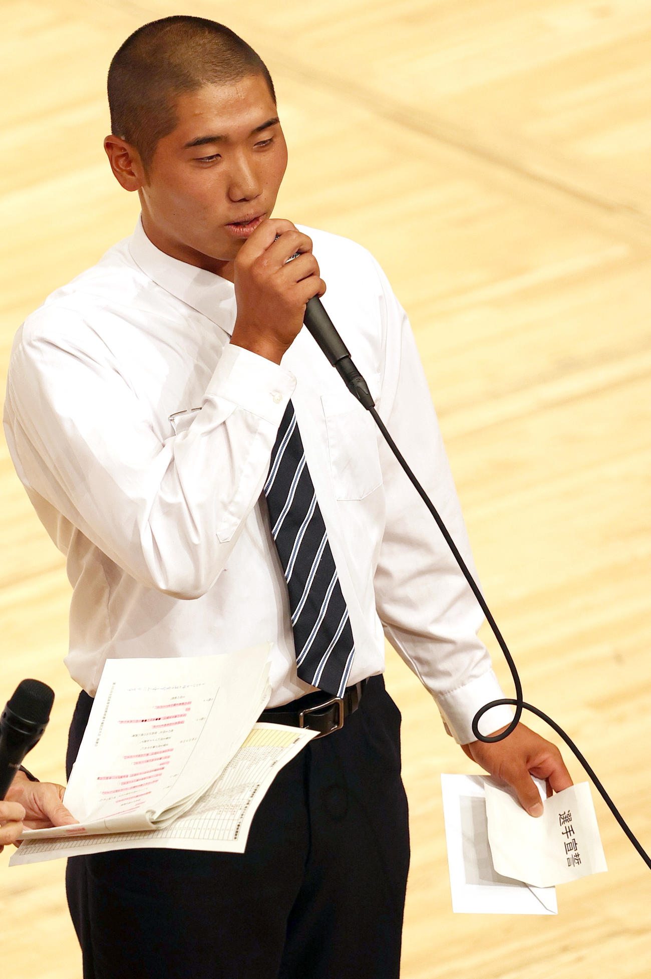 選手宣誓を引き当てた高知中央の西岡主将（撮影・上山淳一）