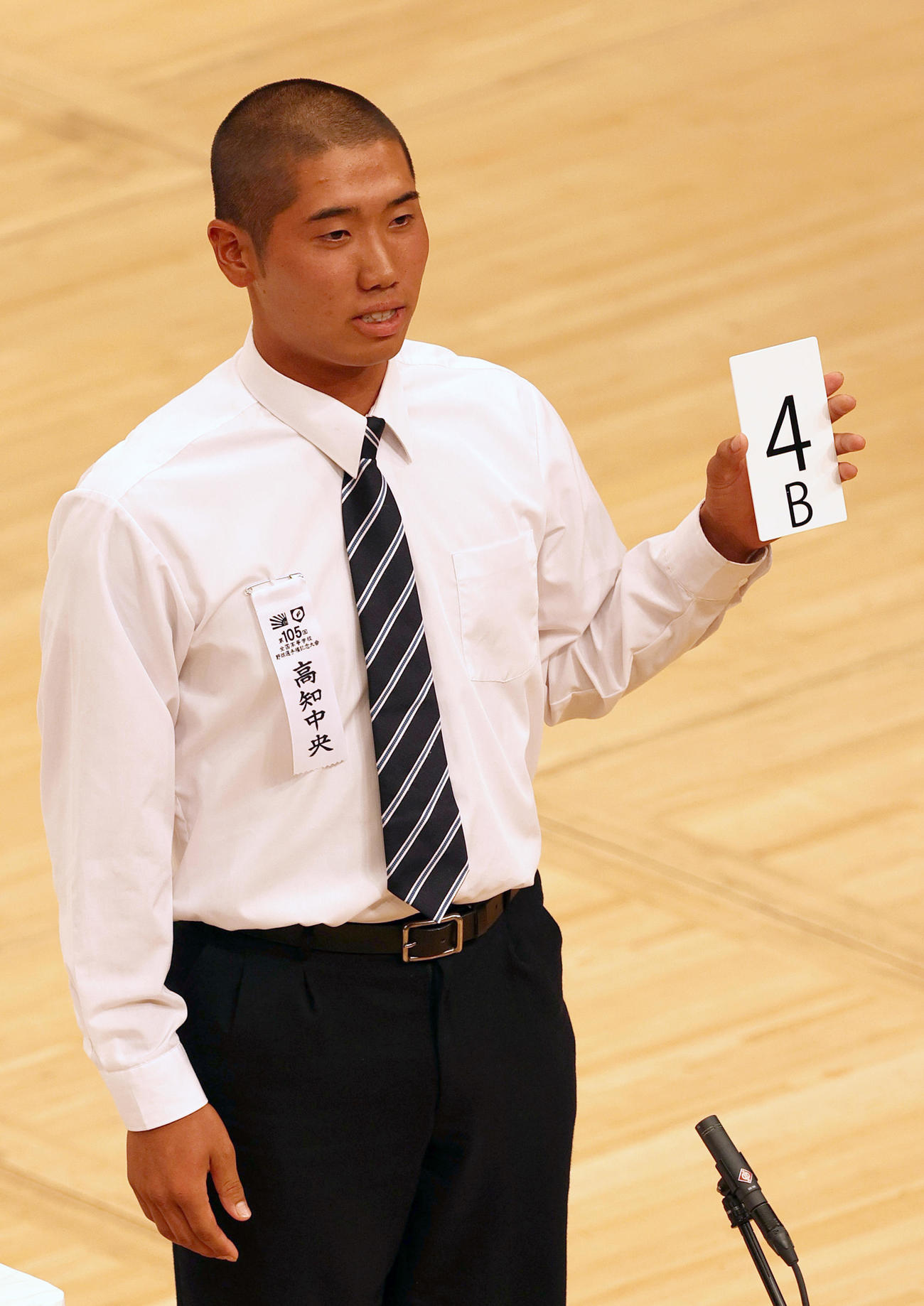 組み合わせ抽選で番号を発表する高知中央の西岡主将（撮影・上山淳一）