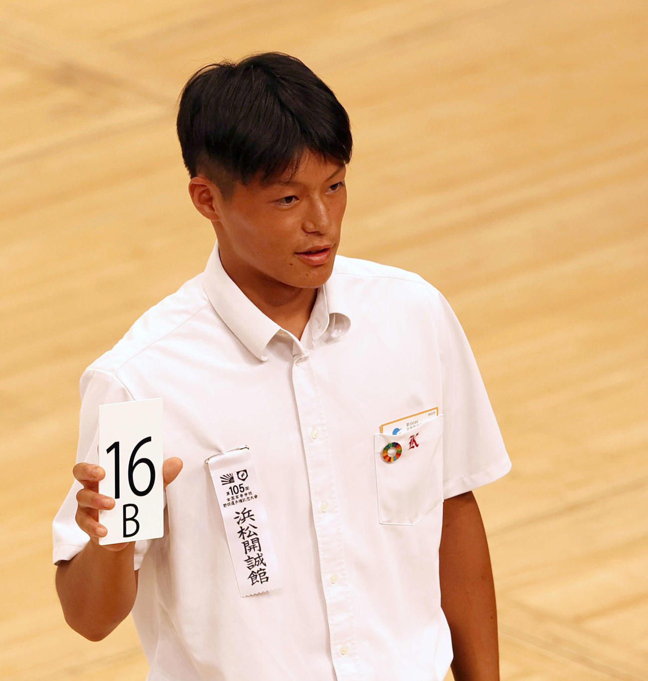 組み合わせ抽選で番号を発表する浜松開誠館の吉松主将（撮影・上山淳一）