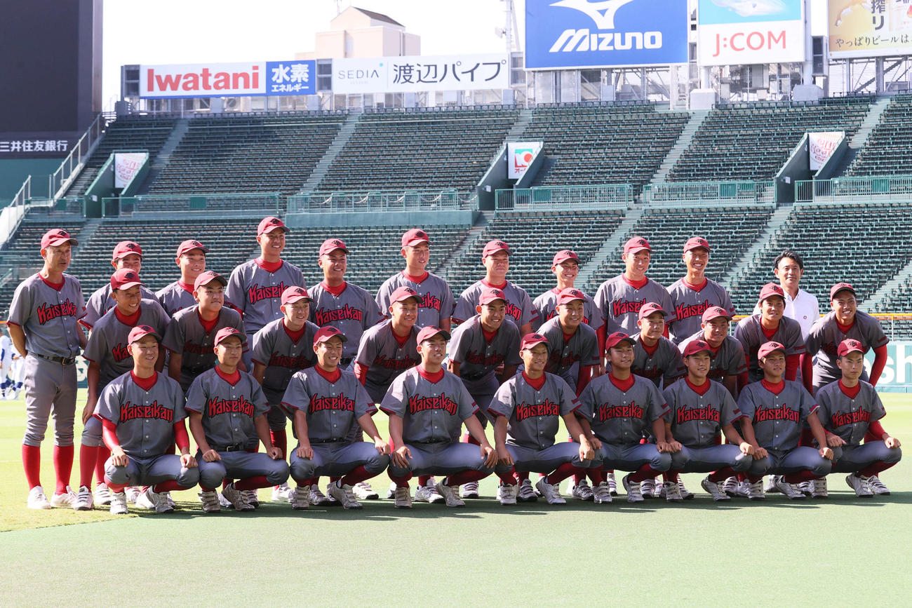 甲子園球場見学で記念撮影する浜松開誠館の選手たち（撮影・上山淳一）