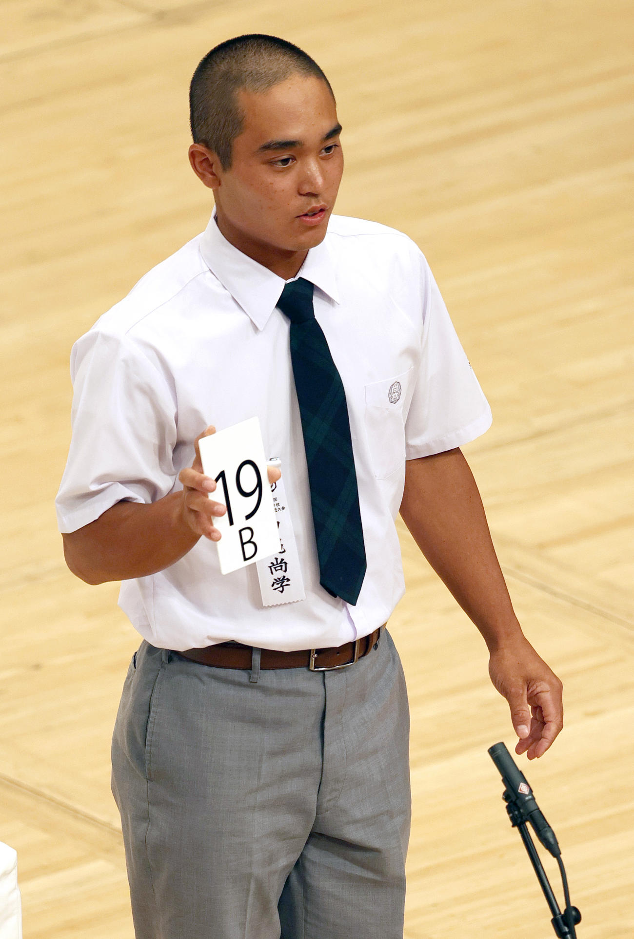 組み合わせ抽選で「19B」を引く沖縄尚学の佐野主将（撮影・上山淳一）