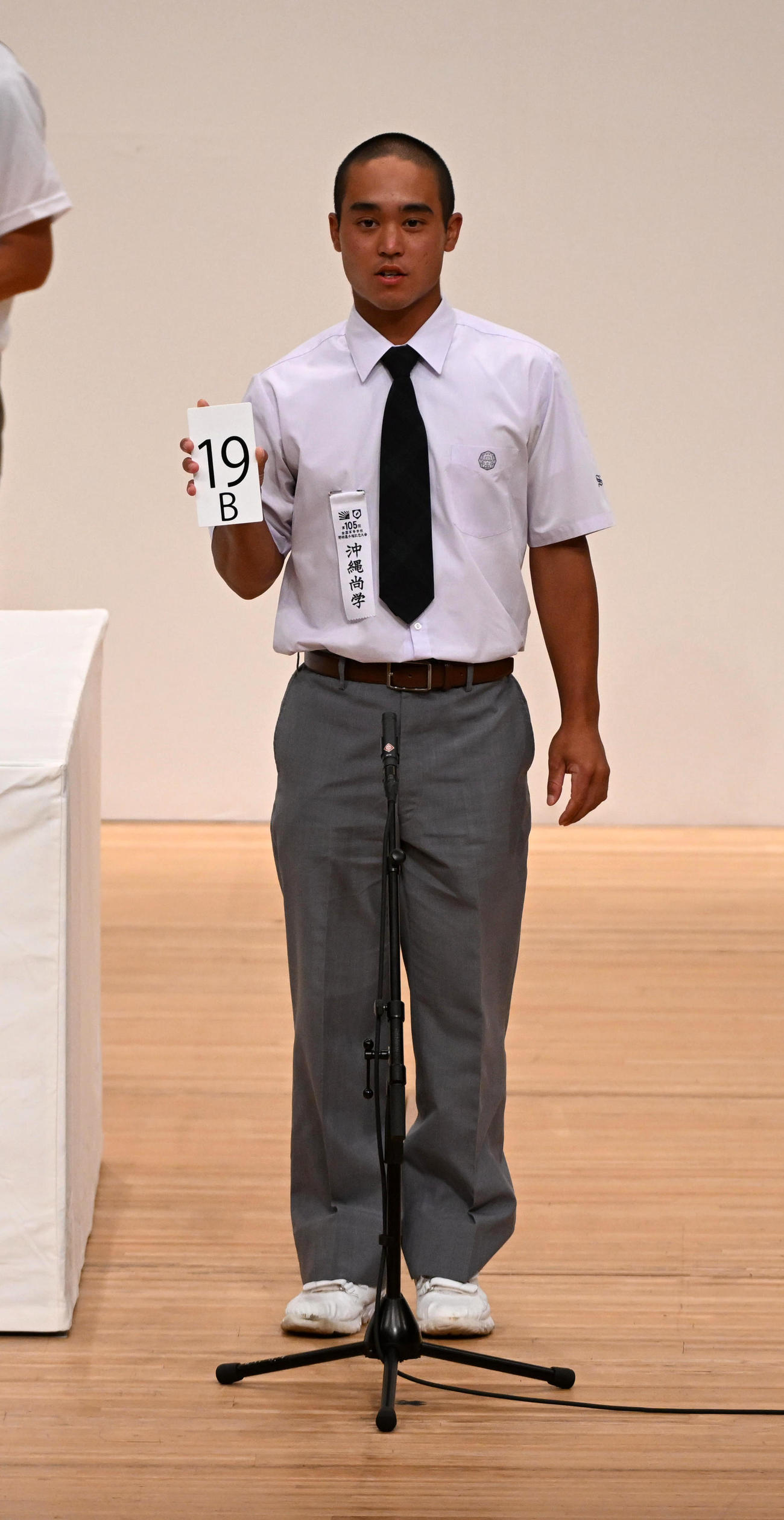 第105回全国高校野球選手権の組み合わせ抽選を行う沖縄尚学・佐野主将（撮影・前岡正明）