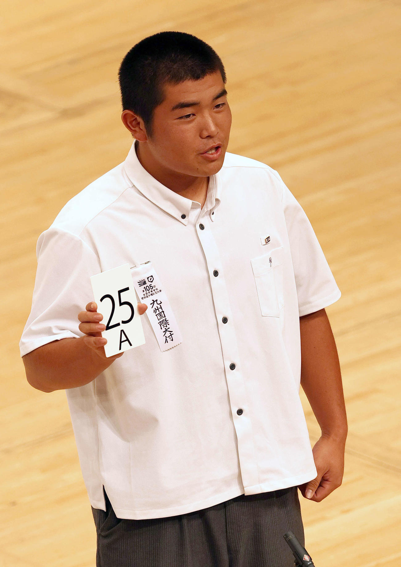組み合わせ抽選で番号を発表する九州国際大付の佐倉主将（撮影・上山淳一）
