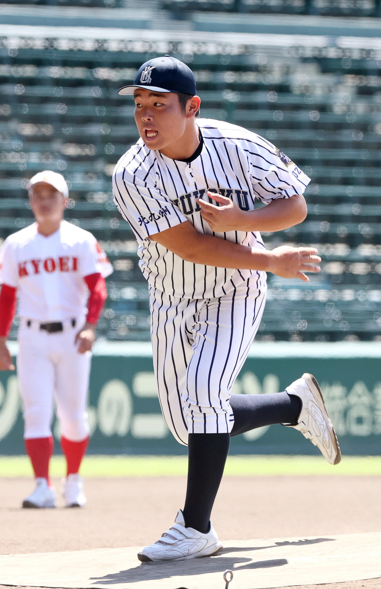 甲子園球場見学でマウンドに立ちスローイングする九州国際大付の佐倉（撮影・上山淳一）