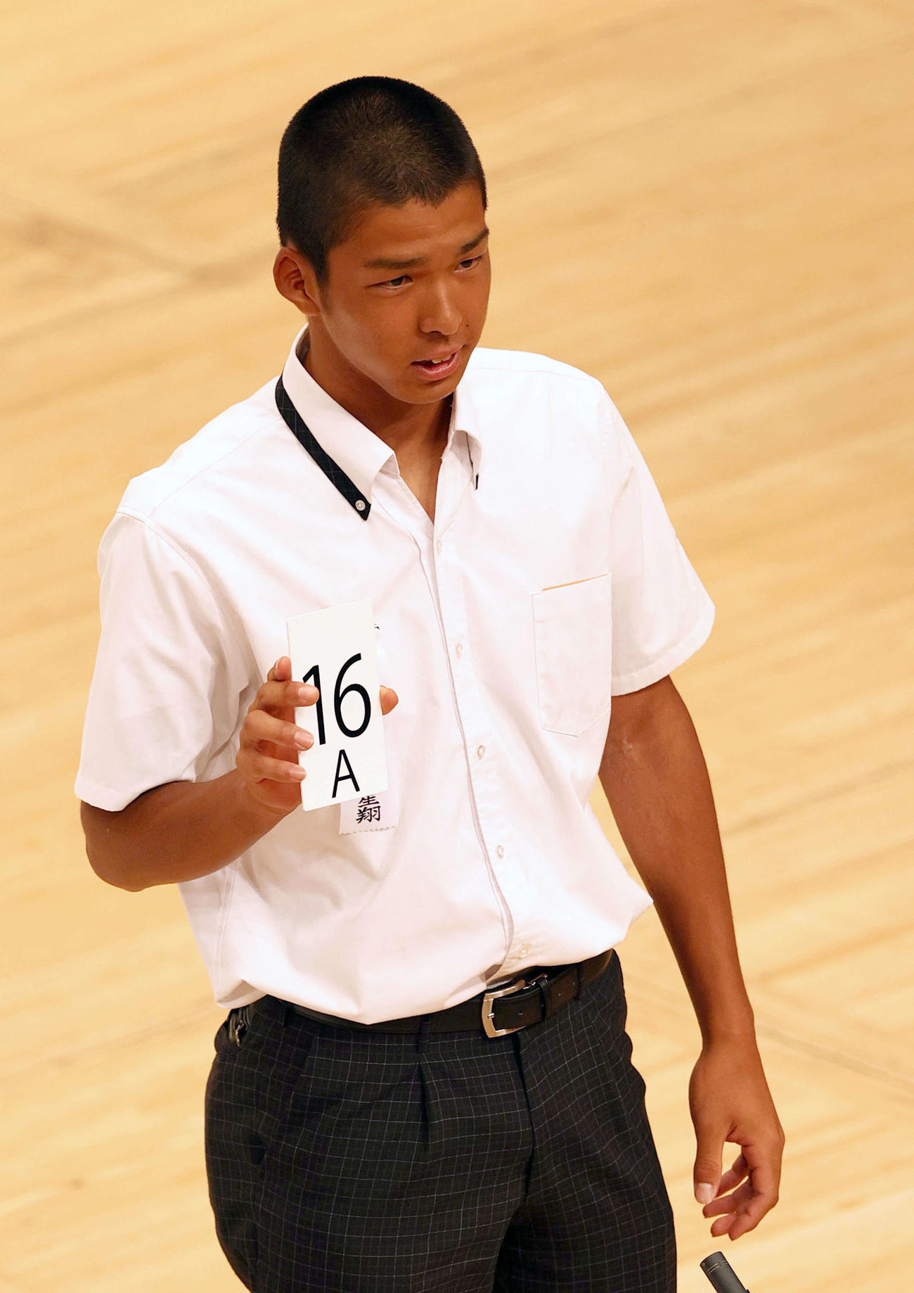組み合わせ抽選で番号を発表する東海大熊本星翔の川道主将（撮影・上山淳一）
