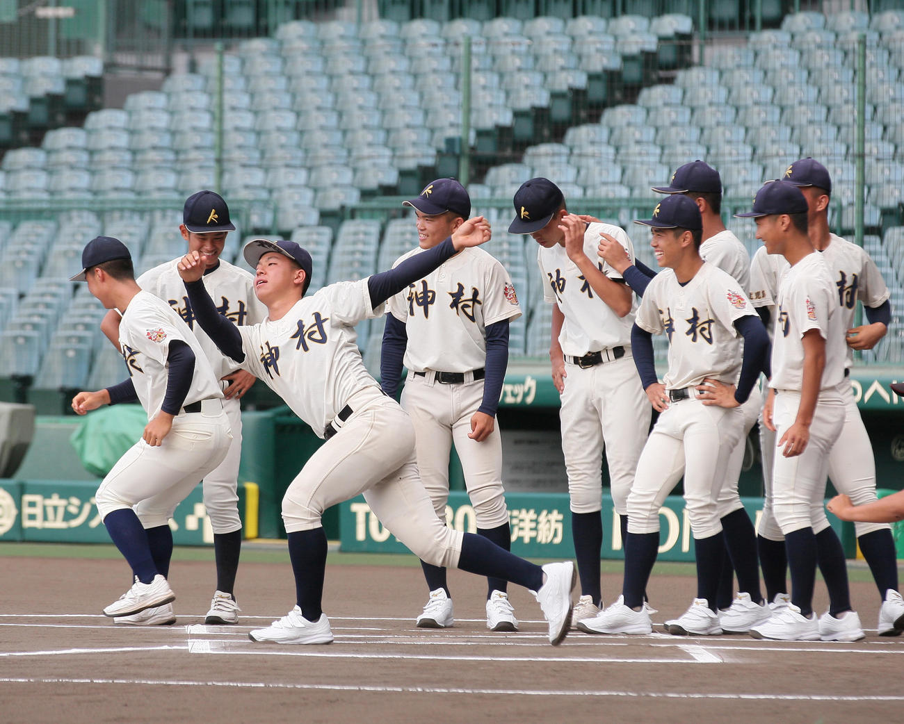 甲子園球場見学で打席を確かめる神村学園の選手たち（撮影・上山淳一）