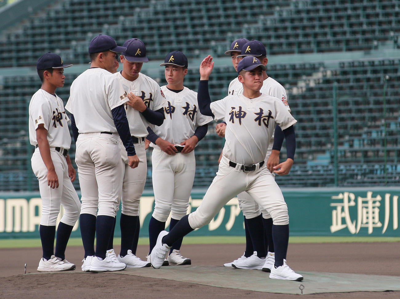 甲子園球場見学でマウンドを確かめる神村学園の選手たち（撮影・上山淳一）