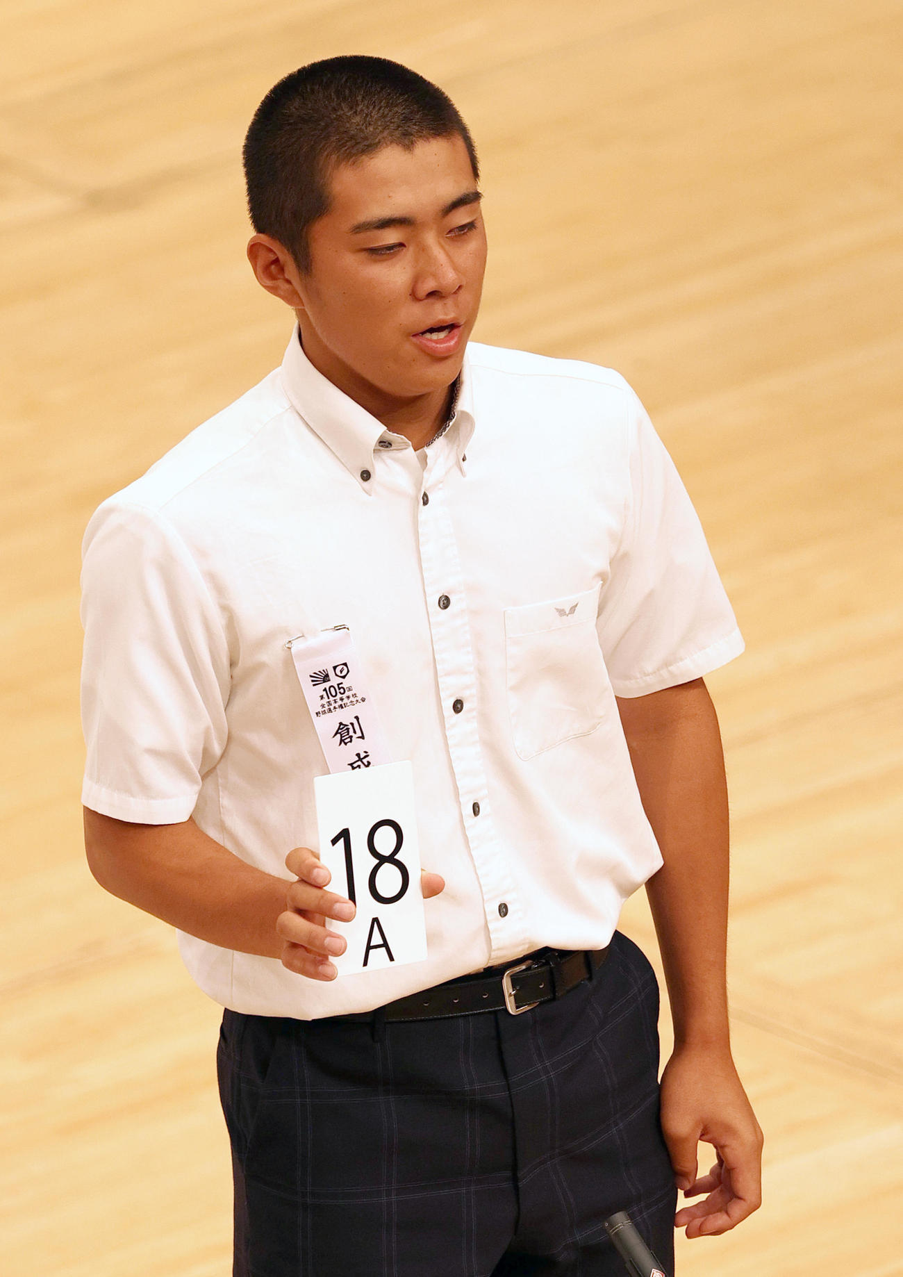 組み合わせ抽選で番号を発表する創成館の小野主将（撮影・上山淳一）