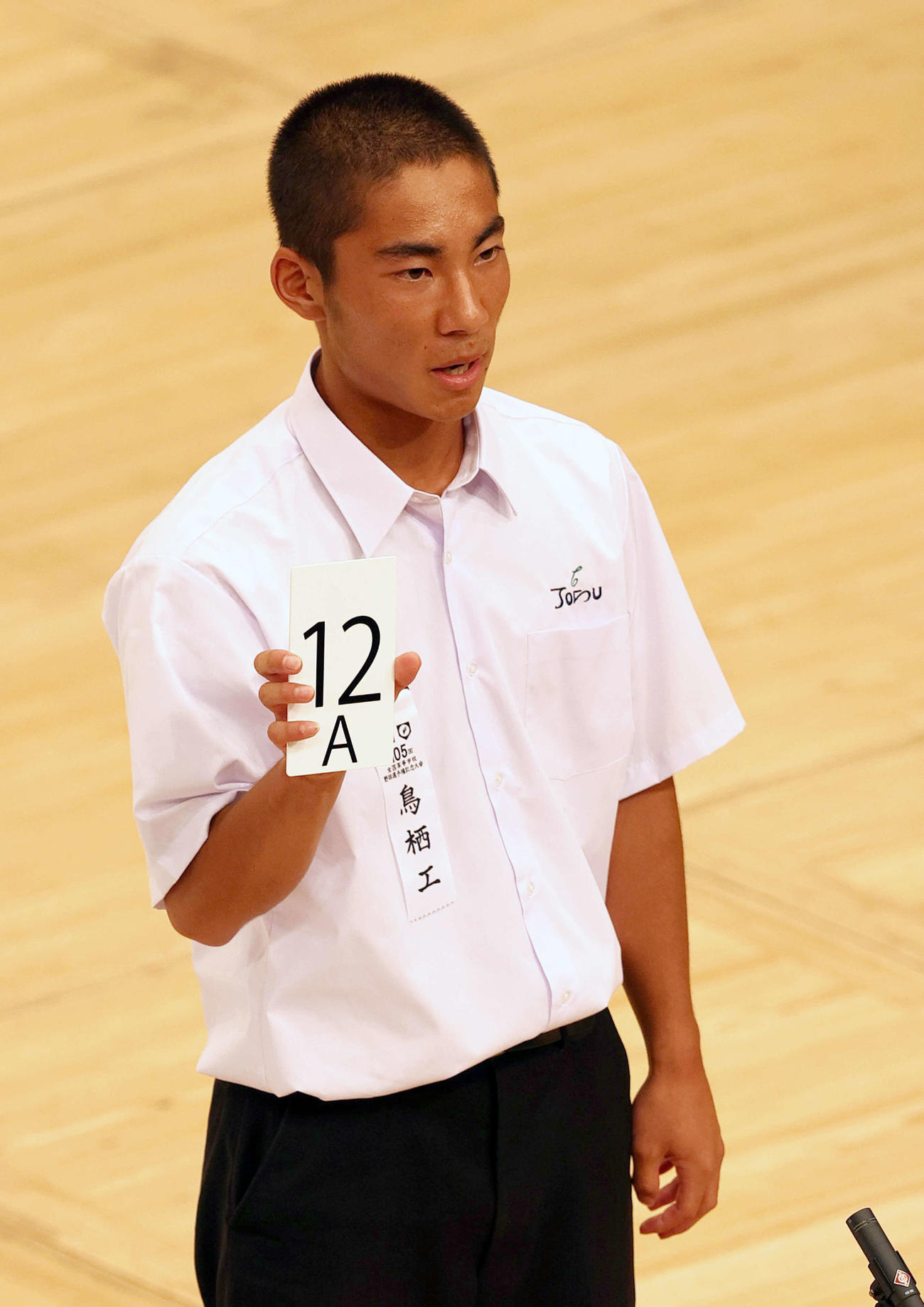 組み合わせ抽選で番号を発表する鳥栖工の高陽主将（撮影・上山淳一）