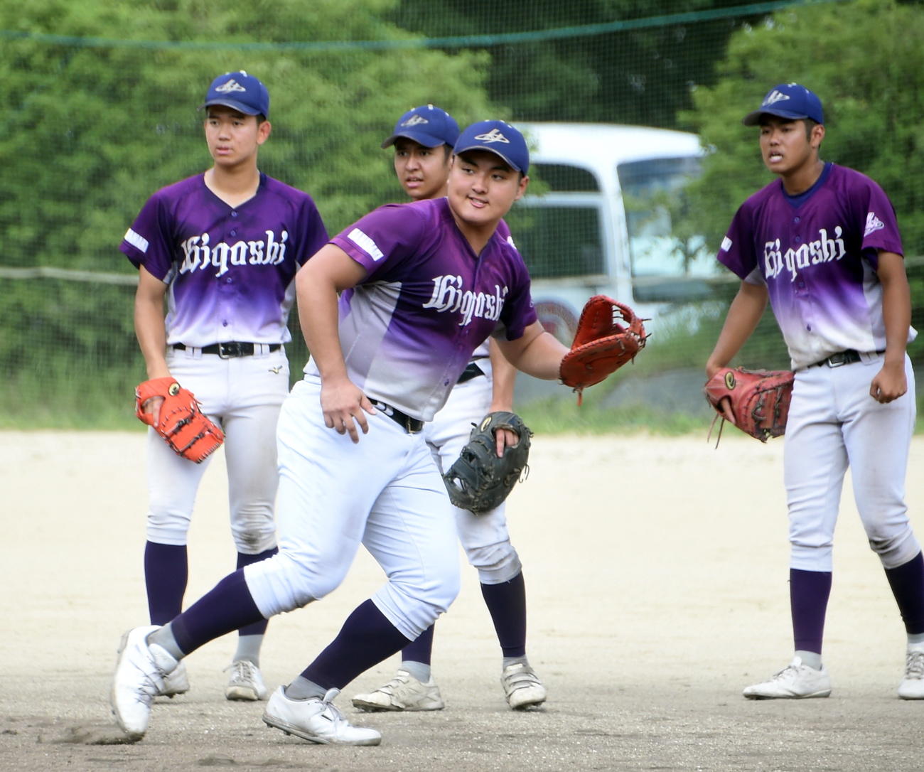 ノックを受ける花巻東・佐々木麟（中央手前）（撮影・山田愛斗）