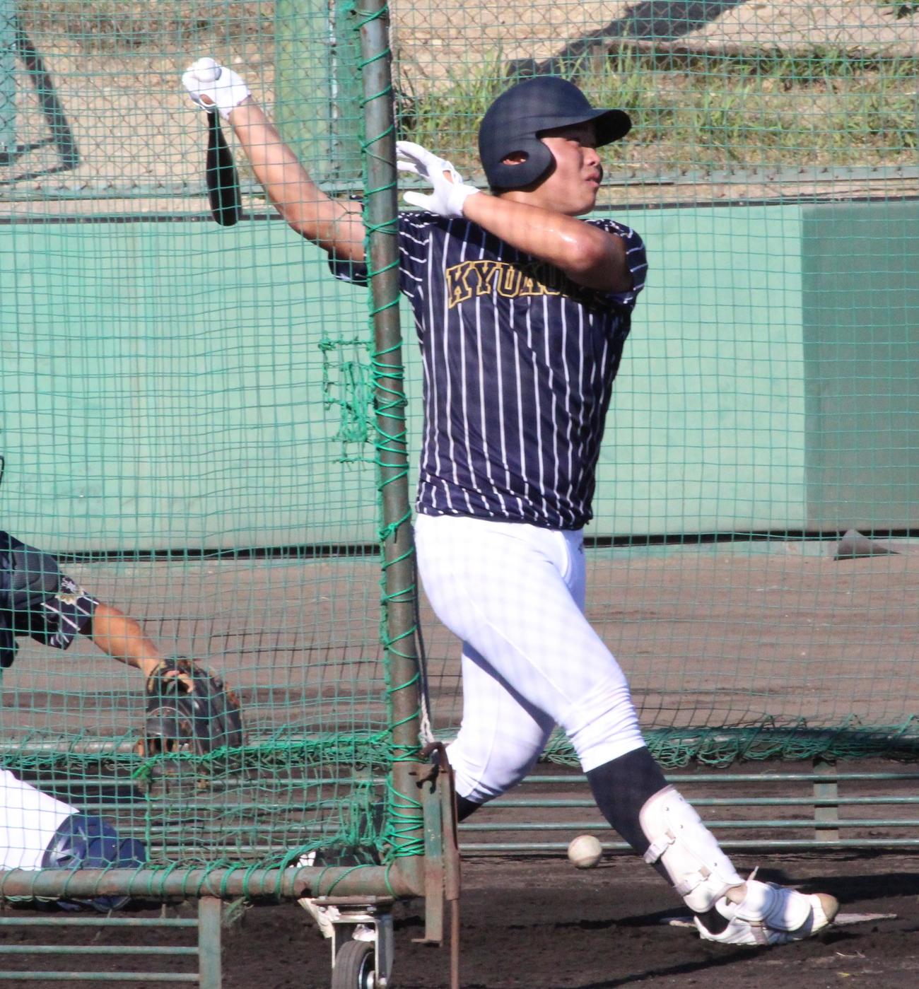 練習でフリー打撃を行う九州国際大付・佐倉（撮影・菊川光一）