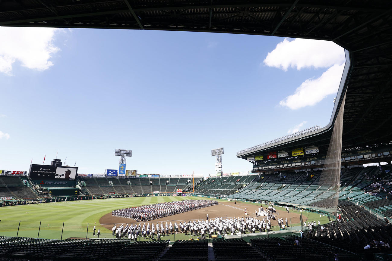 第105回全国高校野球選手権のリハーサルを行う高校球児たち（撮影・藤尾明華）
