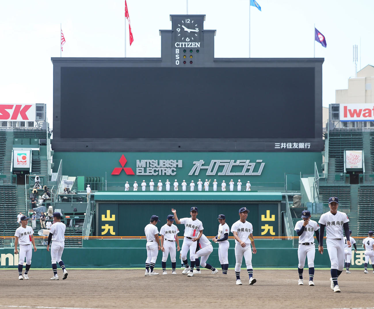 開会式リハーサルを終え、グラウンドの状態を確認する沖縄尚学の選手たち（撮影・足立雅史）