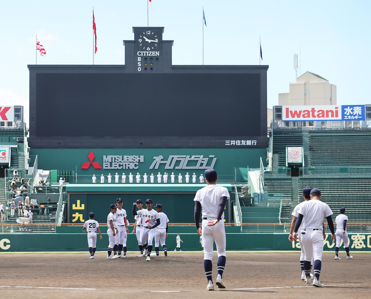開会式リハーサルを終え、グラウンドの状態を確認する沖縄尚学の選手たち（撮影・足立雅史）