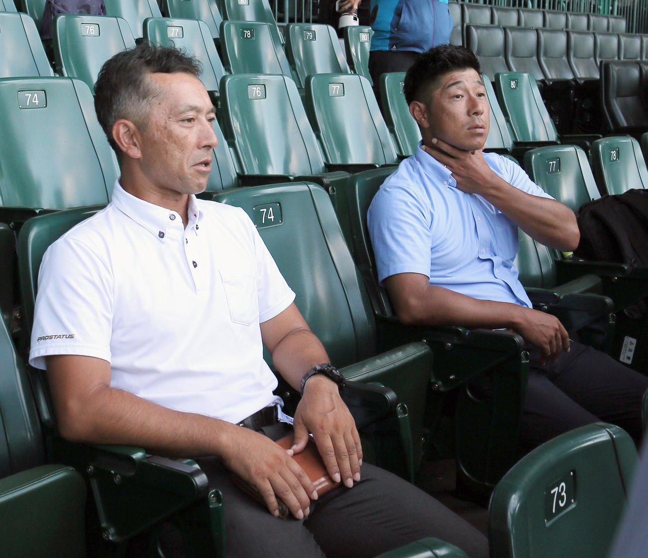 甲子園球場で対談する慶応の森林監督（左）と北陸の林監督（撮影・上山淳一）
