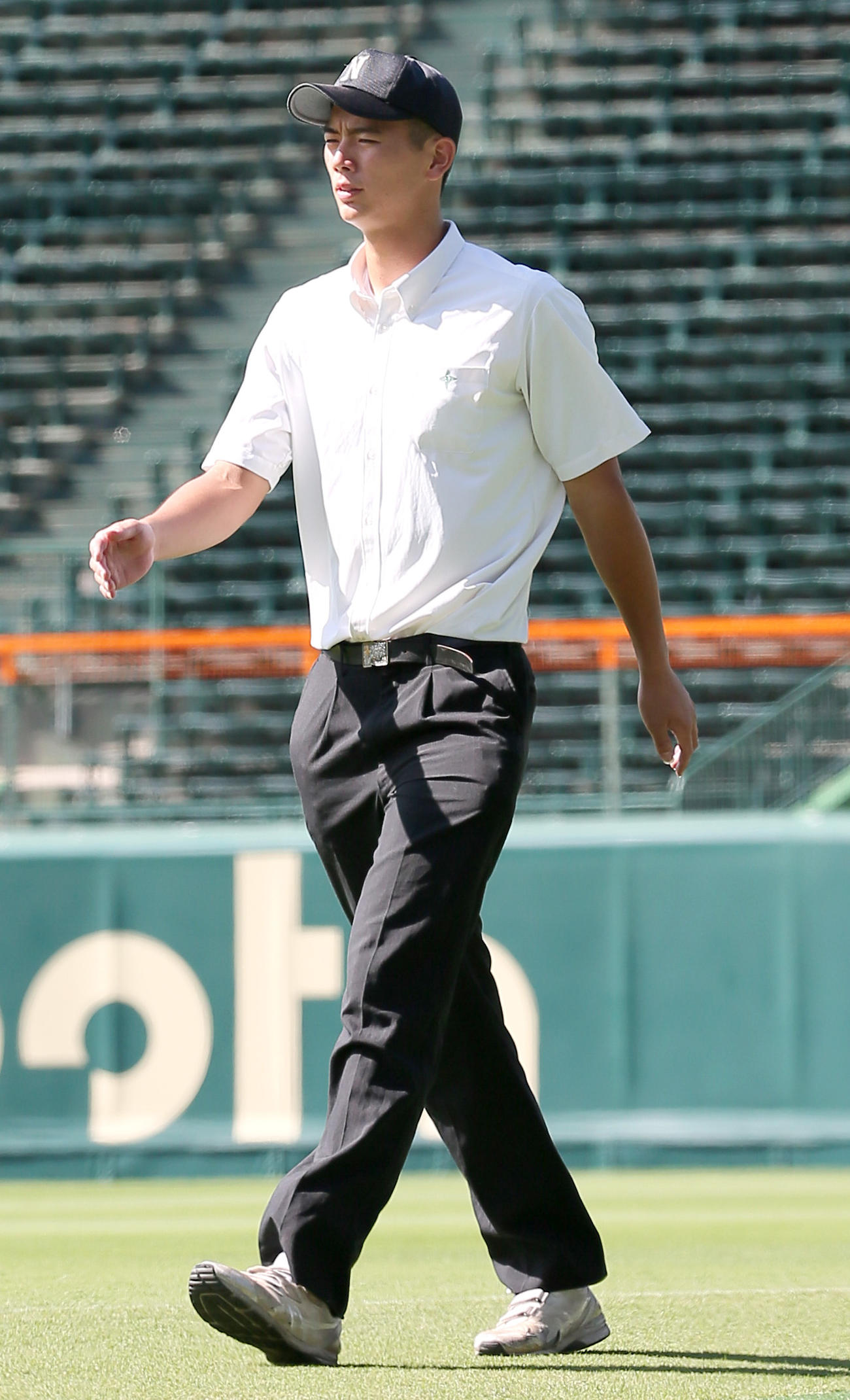 開会式リハーサルで行進する入場行進先導役の日大豊山・光永（撮影・上山淳一）