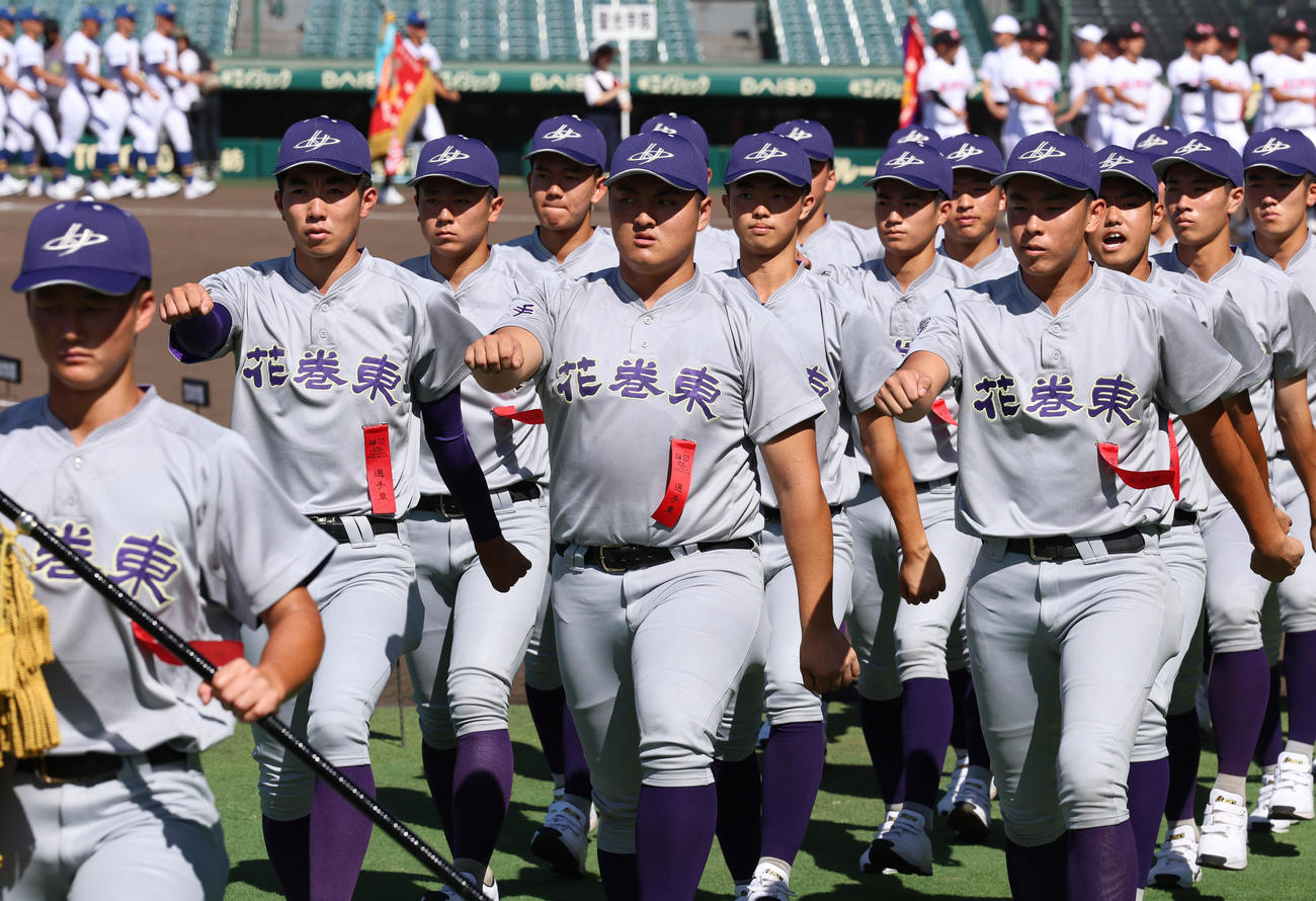 第105回全国高校野球選手権大会リハーサルで入場行進する花巻東の佐々木麟太郎（左から5人目）（撮影・藤尾明華）