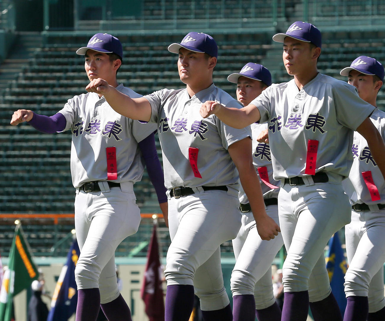 開会式リハーサルで行進する花巻東の佐々木（左から2人目）らナイン（撮影・上山淳一）
