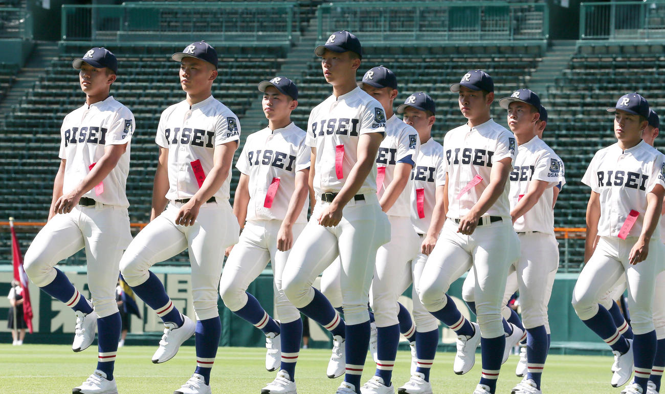 開会式リハーサルで行進する履正社ナイン（撮影・上山淳一）