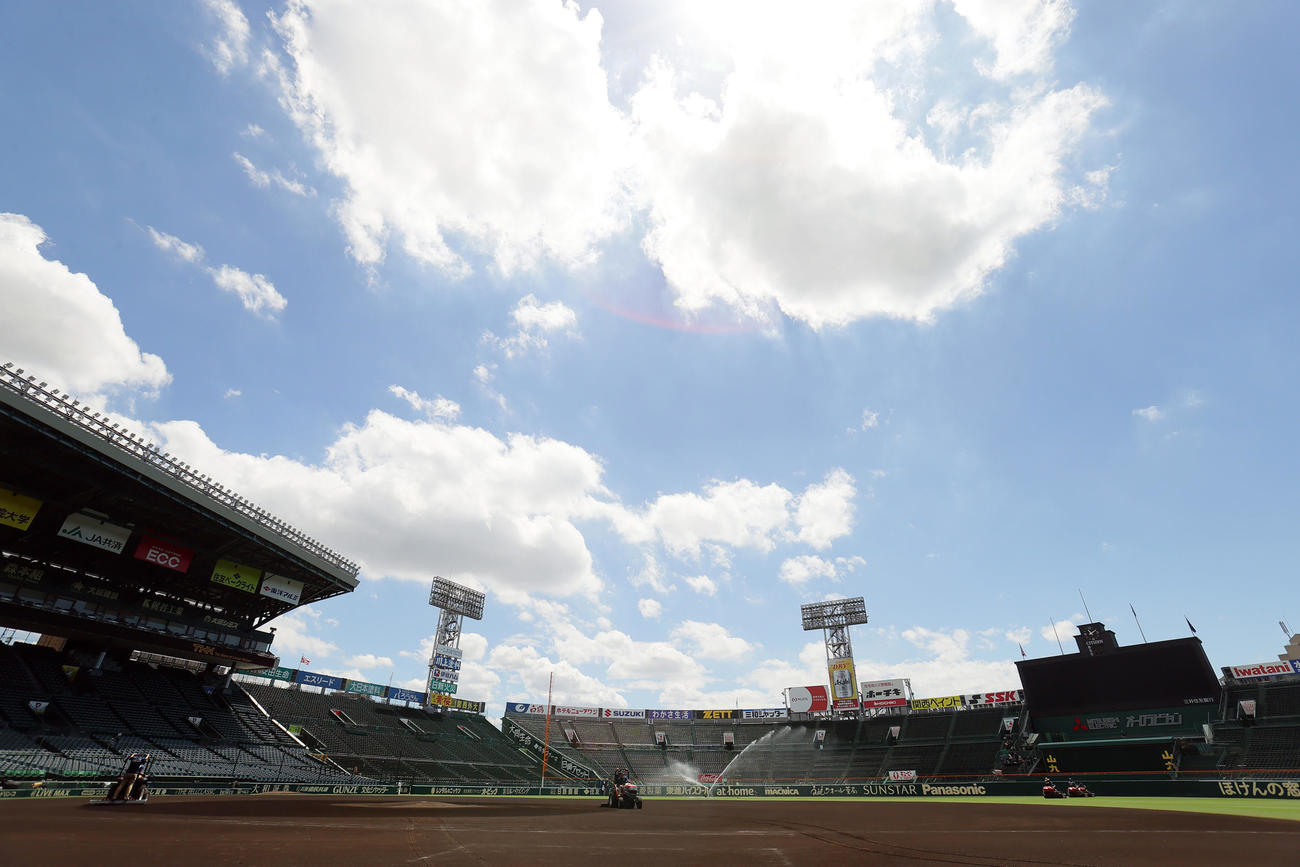 開幕を翌日に控えた甲子園球場（撮影・足立雅史）