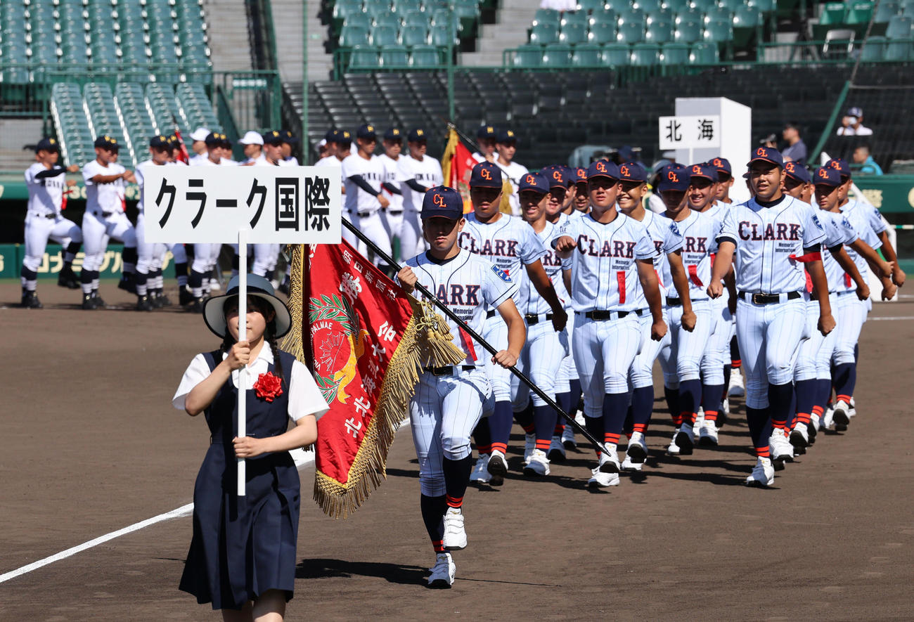 第105回全国高校野球選手権大会リハーサルで入場行進するクラーク国際の選手たち（撮影・藤尾明華）