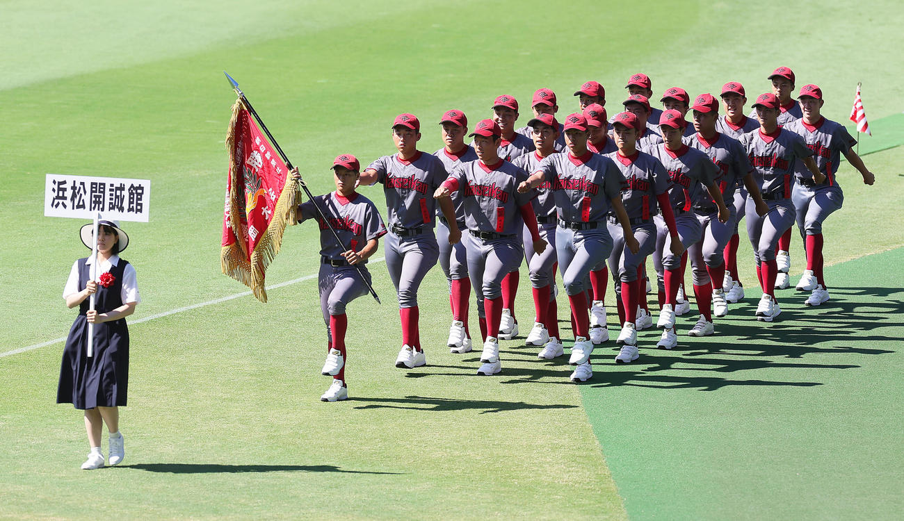 開会式リハーサルで入場行進する浜松開誠館（撮影・足立雅史）