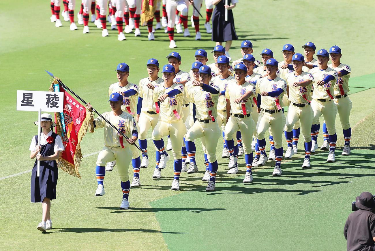 開会式リハーサルで入場行進する星稜（撮影・足立雅史）