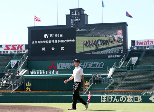 開会式リハーサルで行進する入場行進先導役の日大豊山・光永（撮影・上山淳一）