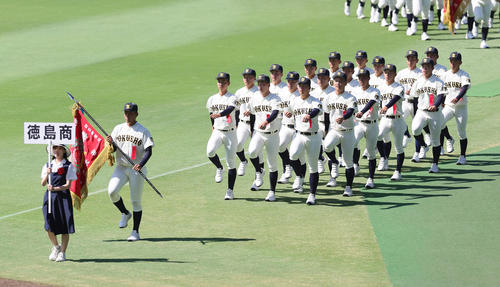 開会式リハーサルで入場行進する徳島商（撮影・足立雅史）