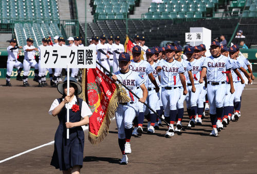 第105回全国高校野球選手権大会リハーサルで入場行進するクラーク国際の選手たち（撮影・藤尾明華）