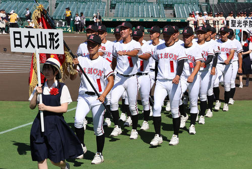 第105回全国高校野球選手権大会リハーサルで入場行進する日大山形の選手たち（撮影・藤尾明華）
