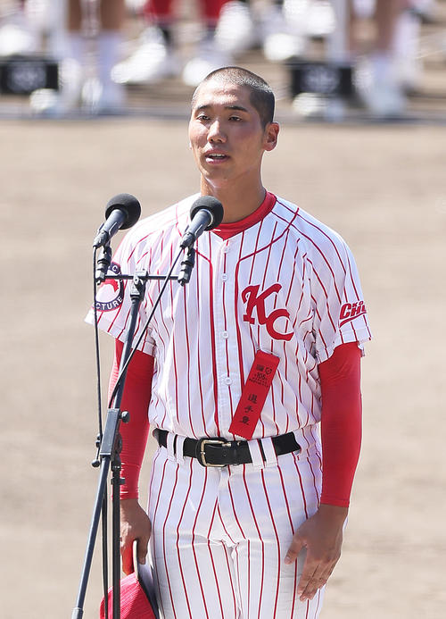 開会式リハーサルで選手宣誓を行う高知中央・西岡主将（撮影・足立雅史）