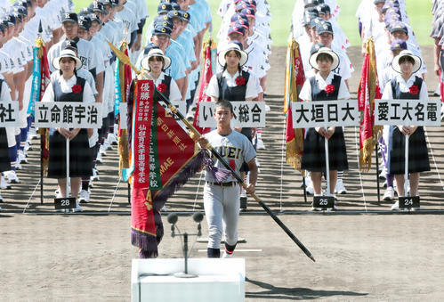 開会式リハーサルで優勝旗返還の練習をする仙台育英の山田主将（手前）（撮影・上山淳一）