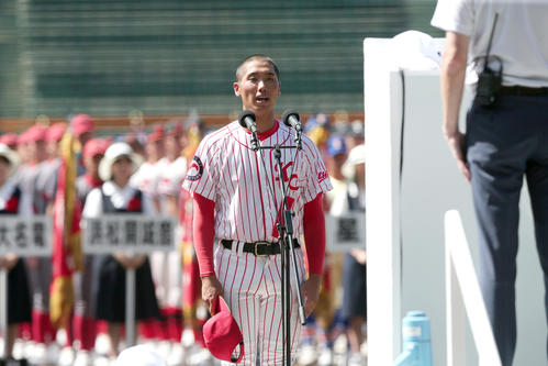 開会式リハーサルで選手宣誓の練習をする高知中央の西岡主将（撮影・上山淳一）