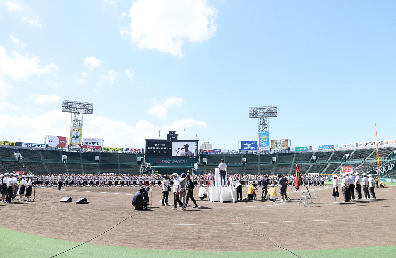 開会式リハーサルで選手宣誓の練習をする高知中央の西岡主将（撮影・上山淳一）