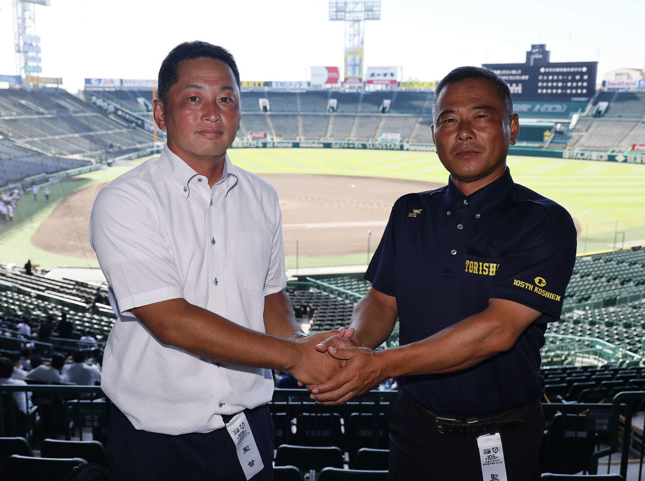 第105回全国高校野球選手権大会リハーサルで握手を交わす履正社の多田晃監督（左）と鳥取商の渡辺達郎監督（撮影・藤尾明華）