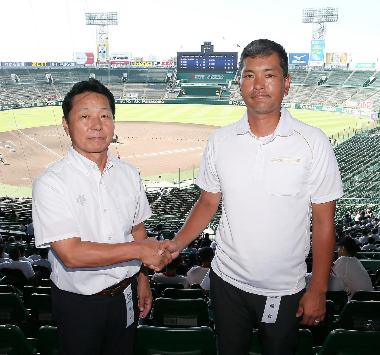 甲子園球場で握手をかわす土浦日大の小菅監督（左）と上田西の吉崎監督（撮影・上山淳一）