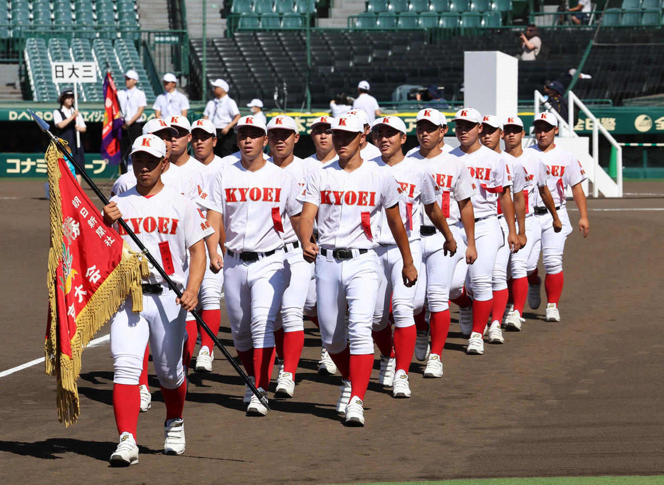 第105回全国高校野球選手権大会リハーサルで入場行進する共栄学園の選手たち（撮影・藤尾明華）