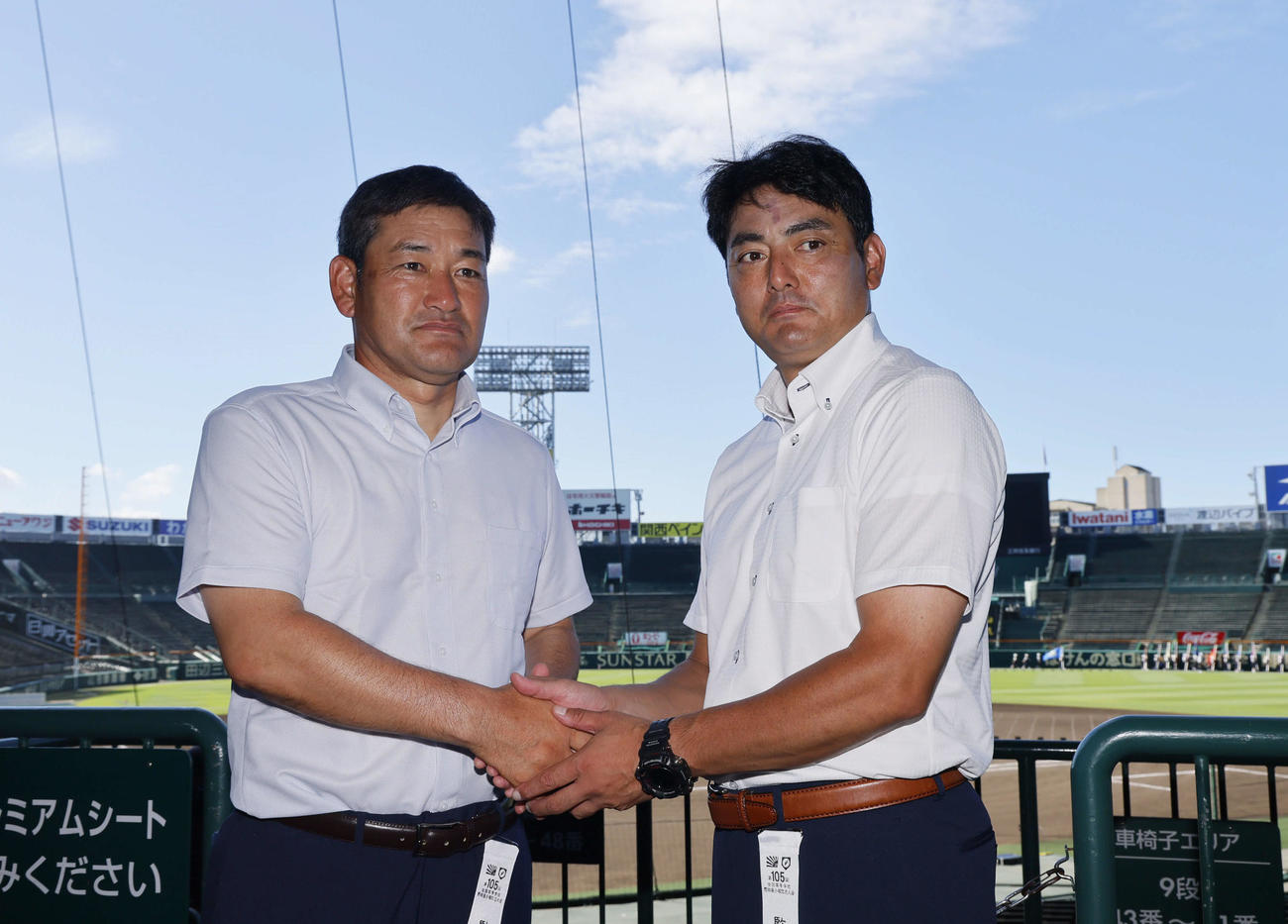 第105回全国高校野球選手権大会リハーサルで握手を交わす花巻東の佐々木洋監督（右）と宇部鴻城の尾崎公彦監督（撮影・藤尾明華）