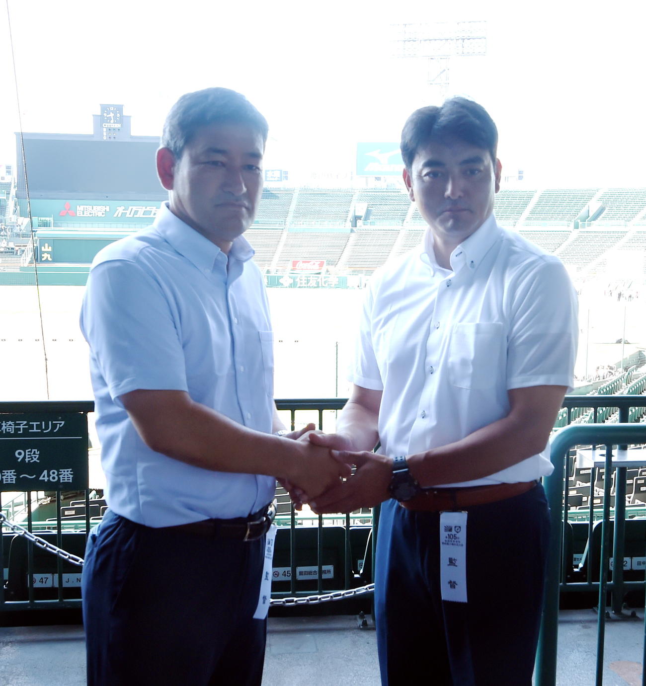 監督対談前に握手をかわす花巻東・佐々木監督（右）と宇部鴻城・尾崎監督（撮影・山田愛斗）