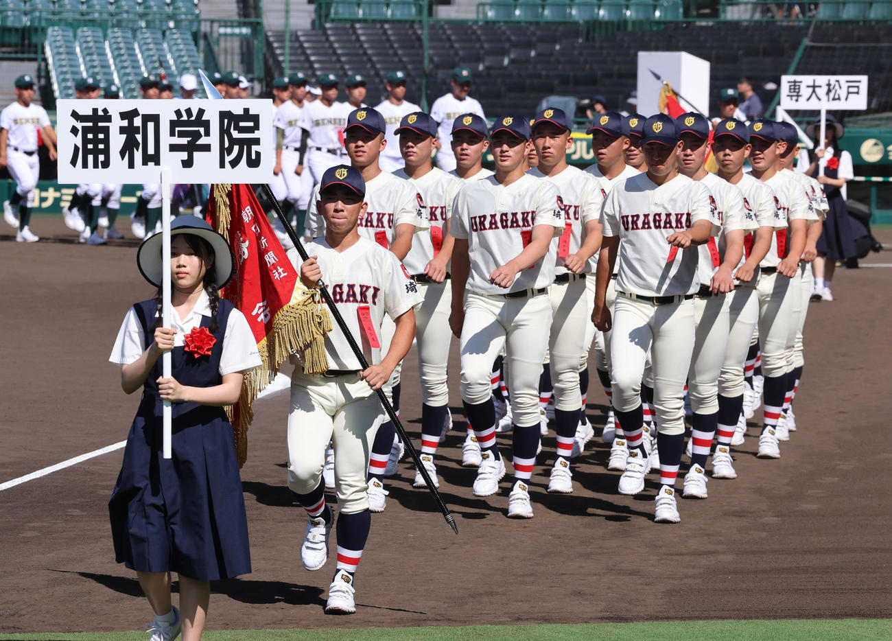 第105回全国高校野球選手権大会リハーサルで入場行進する浦和学院の選手たち（撮影・藤尾明華）