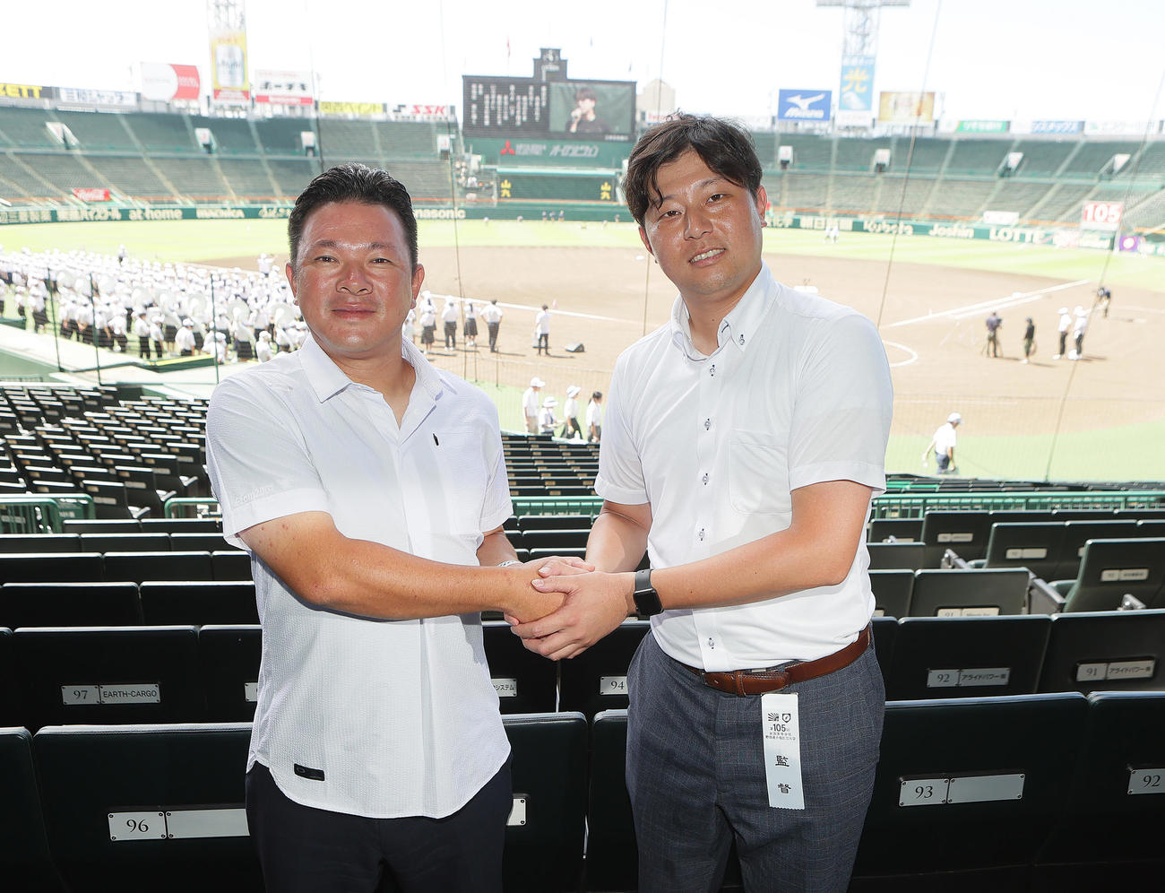 対戦を前に笑顔で握手を交わす仙台育英・須江監督（左）と浦和学院・森監督（撮影・足立雅史）
