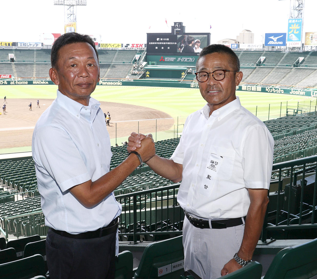 甲子園球場で握手をかわす徳島商の森影監督（左）と愛工大名電の倉野監督（撮影・上山淳一）