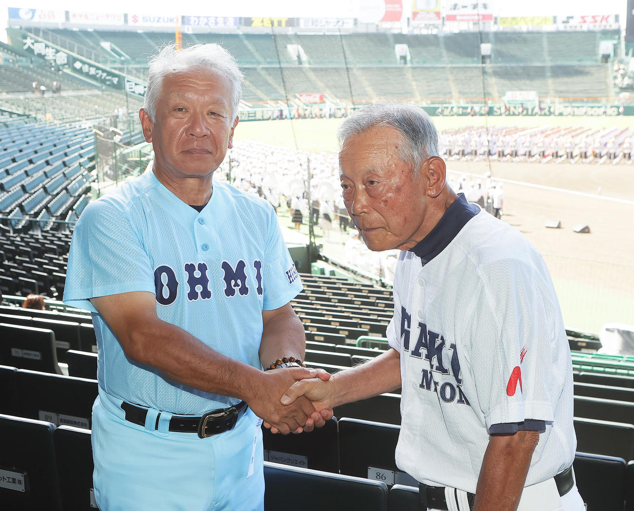 対戦を前に笑顔で握手を交わす近江・多賀監督（左）と大垣日大・阪口監督（撮影・足立雅史）