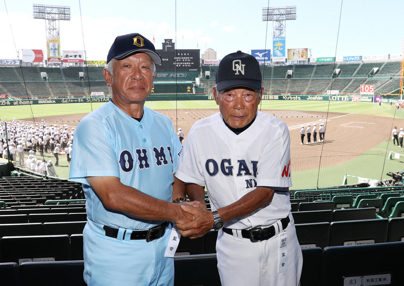 甲子園球場で握手をかわす近江の多賀監督（左）と大垣日大の阪口監督（撮影・上山淳一）