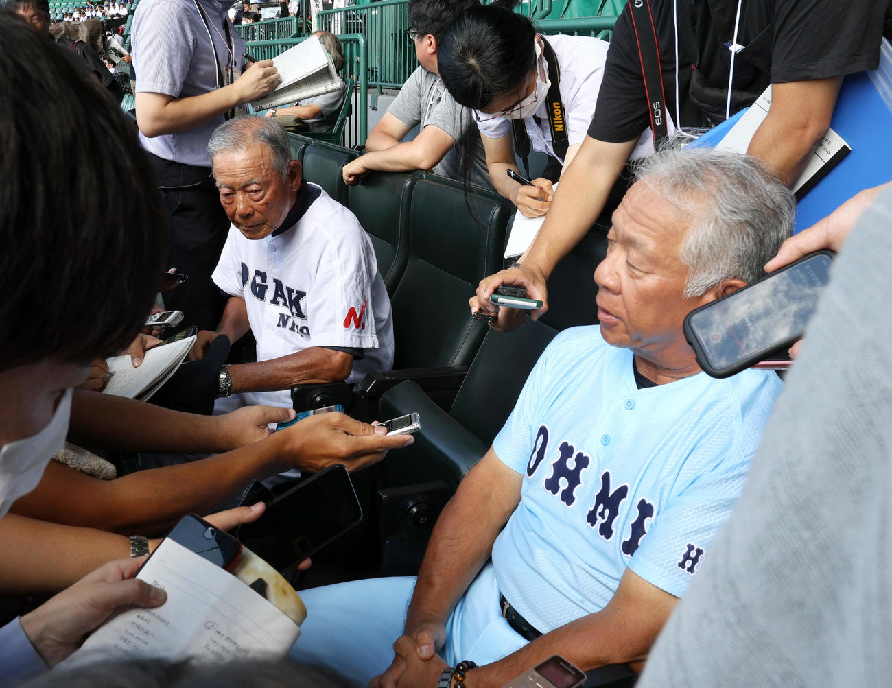 甲子園球場で対談する大垣日大の阪口監督（左）と近江の多賀監督（撮影・上山淳一）
