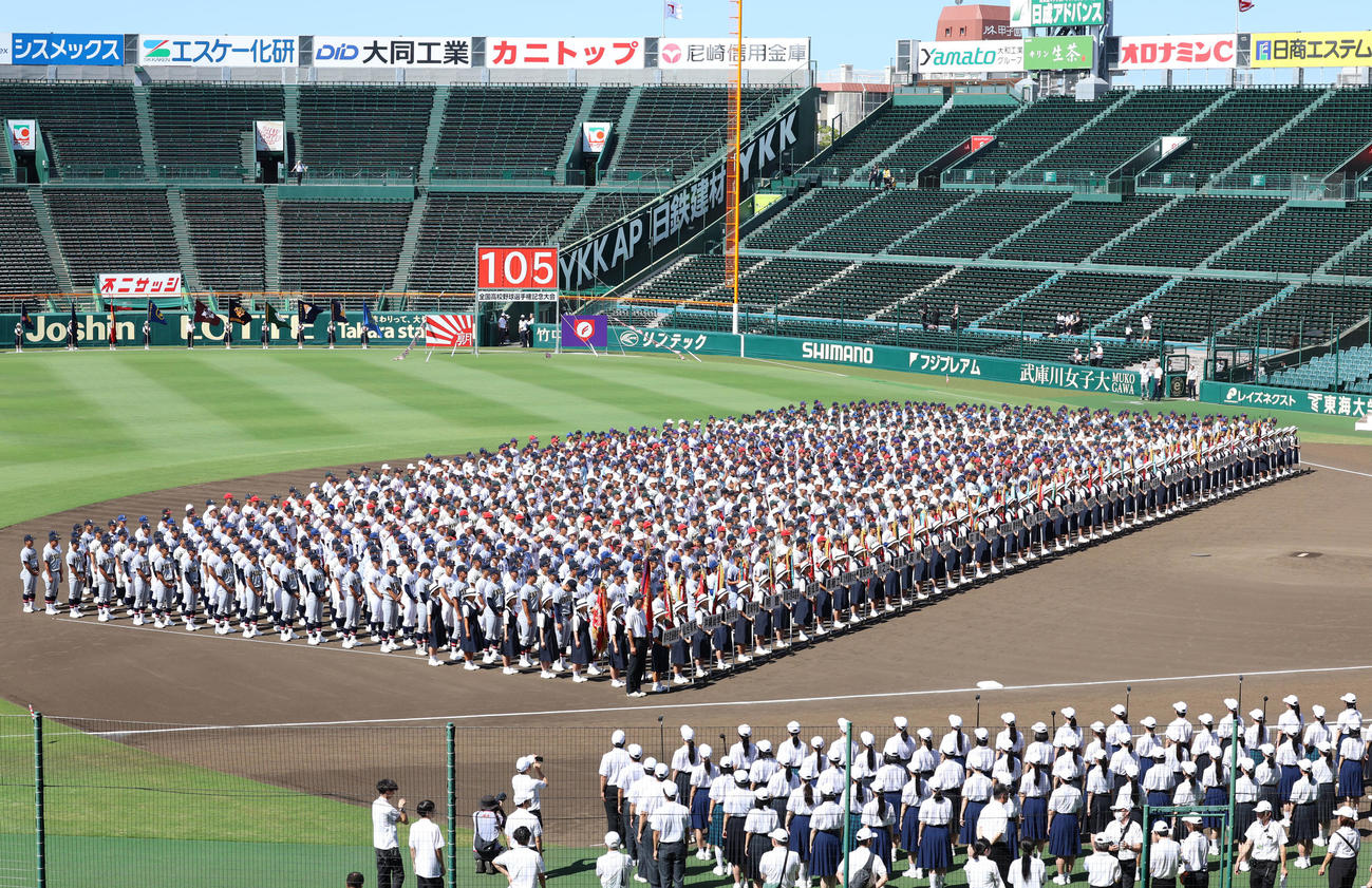 甲子園球場で行われた第105回全国高校野球選手権大会の開会式リハーサルで整列する選手たち（撮影・藤尾明華）
