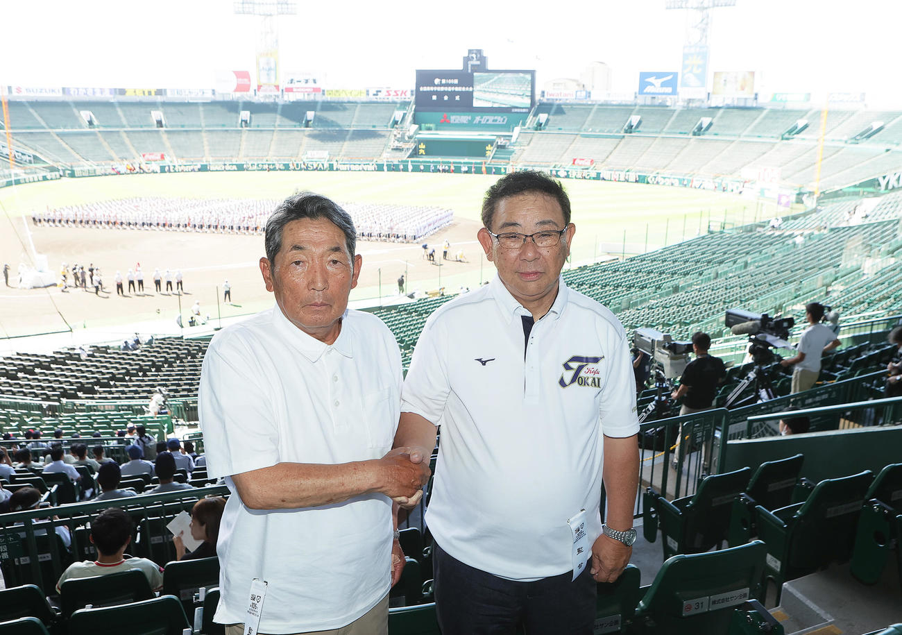 対戦を前に握手を交わす専大松戸・持丸監督（左）と東海大甲府・村中監督（撮影・足立雅史）